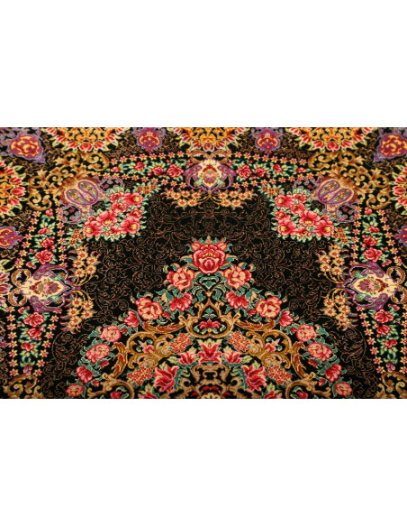 Scopri il tappeto Ghom seta Persia: design floreale classico con medaglione su fondo nero. Densità eccezionale (800.000-900.000 