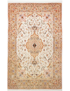 Discover the Persian Tabriz 70 Raj rug: central medallion, floral motifs, cork wool and silk. Ivory, beige, and terracotta color