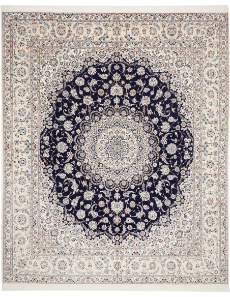 Scopri il tappeto Nain 6La originale persiano. Design classico con medaglione blu notte e crema. Annodato a mano con lana e seta