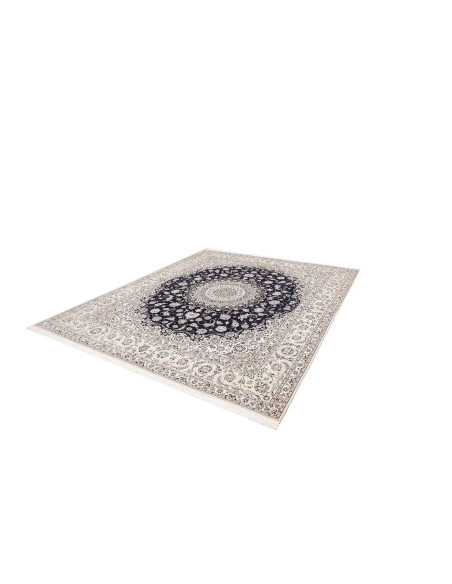 Scopri il tappeto Nain 6La originale persiano. Design classico con medaglione blu notte e crema. Annodato a mano con lana e seta