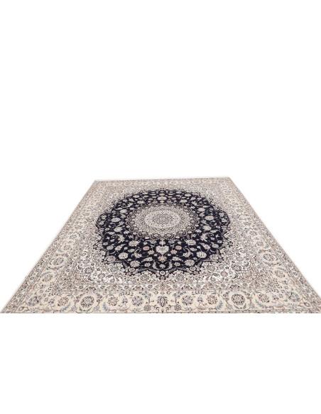Scopri il tappeto Nain 6La originale persiano. Design classico con medaglione blu notte e crema. Annodato a mano con lana e seta