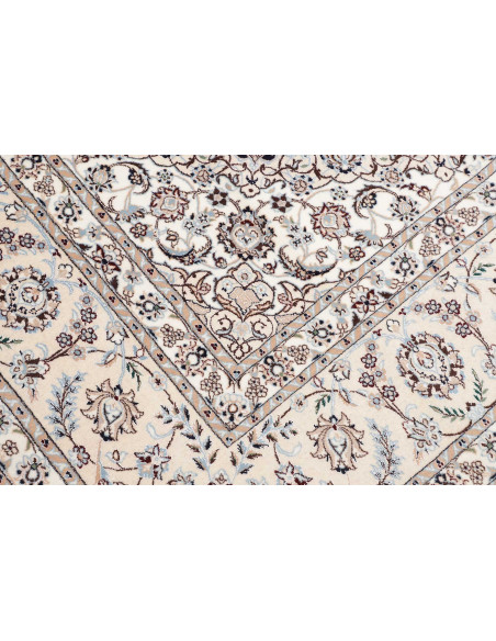 Scopri il tappeto Nain 6La originale persiano. Design classico con medaglione blu notte e crema. Annodato a mano con lana e seta