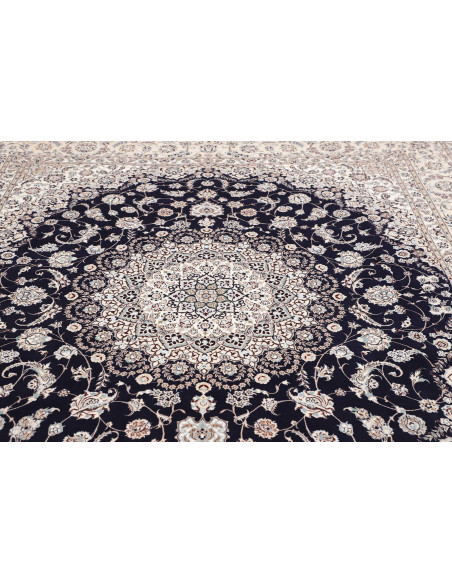Scopri il tappeto Nain 6La originale persiano. Design classico con medaglione blu notte e crema. Annodato a mano con lana e seta