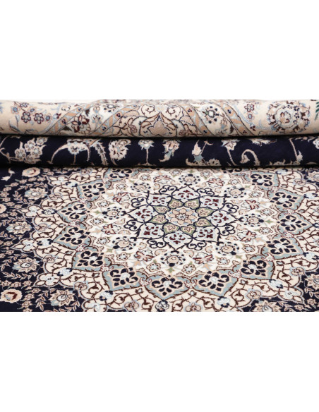 Scopri il tappeto Nain 6La originale persiano. Design classico con medaglione blu notte e crema. Annodato a mano con lana e seta