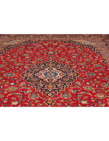 Tappeto Ardakan persiano fatto a mano in lana. Design classico con medaglione centrale, colori rosso, blu e crema. Eleganza e tr