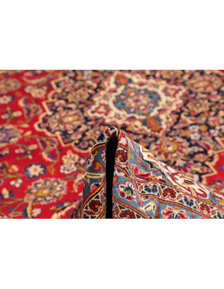 Tappeto Ardakan persiano fatto a mano in lana. Design classico con medaglione centrale, colori rosso, blu e crema. Eleganza e tr
