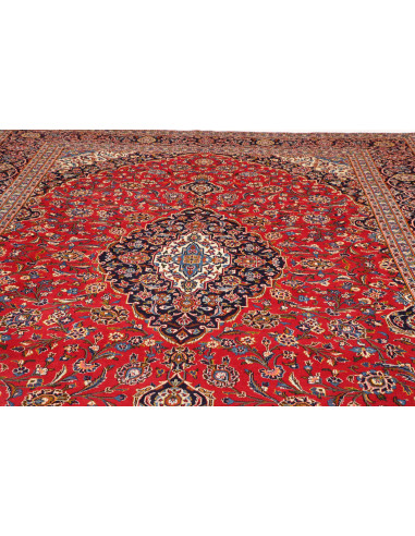 Tappeto Ardakan persiano classico con medaglione centrale e motivi floreali. Lana cardata a mano nei colori rosso, blu scuro e a