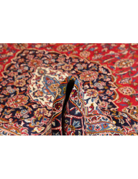 Tappeto Ardakan persiano classico con medaglione centrale e motivi floreali. Lana cardata a mano nei colori rosso, blu scuro e a