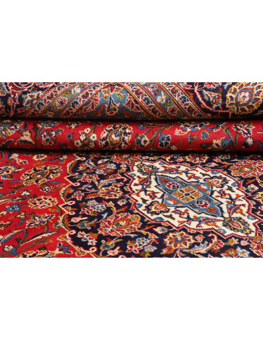 Tappeto Ardakan persiano classico con medaglione centrale e motivi floreali. Lana cardata a mano nei colori rosso, blu scuro e a