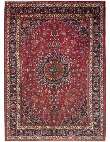 Esplora l'eleganza di questo tappeto Mashad persiano, annodato a mano in lana. Presenta un vivace campo rosso, medaglione centra