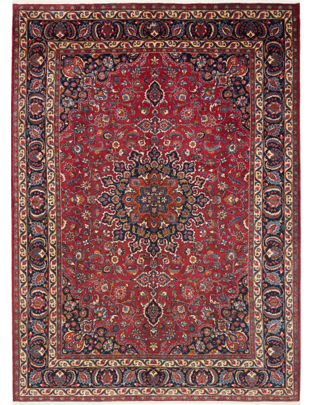 Esplora l'eleganza di questo tappeto Mashad persiano, annodato a mano in lana. Presenta un vivace campo rosso, medaglione centra