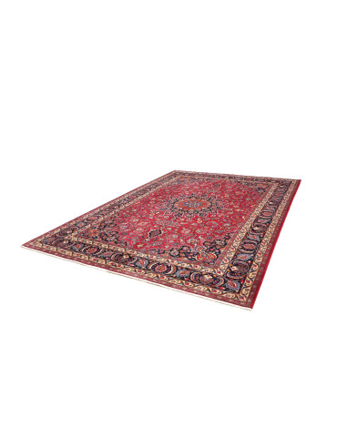 Esplora l'eleganza di questo tappeto Mashad persiano, annodato a mano in lana. Presenta un vivace campo rosso, medaglione centra