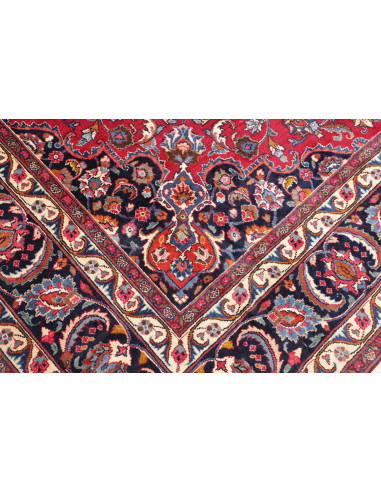 Esplora l'eleganza di questo tappeto Mashad persiano, annodato a mano in lana. Presenta un vivace campo rosso, medaglione centra