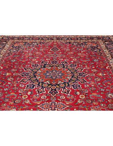 Esplora l'eleganza di questo tappeto Mashad persiano, annodato a mano in lana. Presenta un vivace campo rosso, medaglione centra
