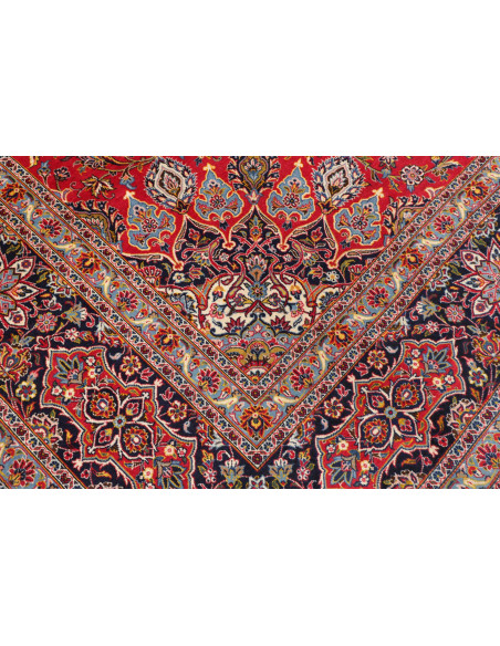 Tappeto Ardakan persiano con medaglione centrale e campo rosso. Design floreale, lana cardata a mano. Eleganza e tradizione per 