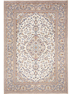 Scopri il tappeto Kashan persiano fatto a mano in lana. Design classico con medaglione centrale, motivi floreali, colori crema, 