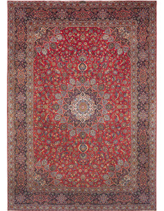 Tappeto Kashan persiano in lana cardata a mano con medaglione centrale e fitto disegno floreale. Colori rosso, blu scuro e beige