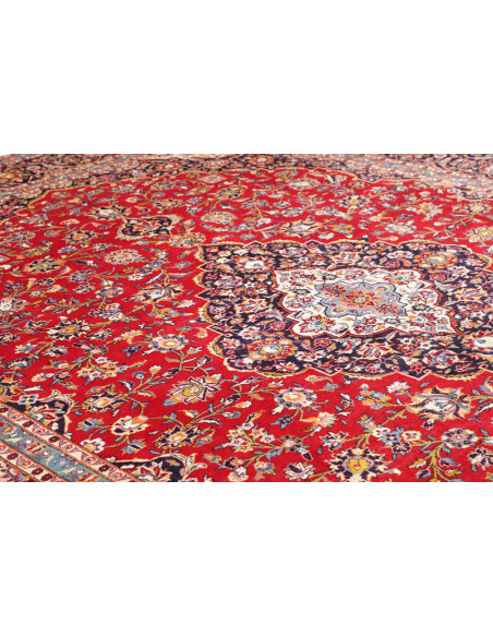 Tappeto Ardakan persiano rosso e blu, in lana cardata a mano. Medaglione centrale floreale, alta densità nodi. Acquista un class