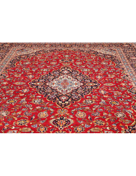 Tappeto Ardakan persiano rosso e blu, in lana cardata a mano. Medaglione centrale floreale, alta densità nodi. Acquista un class