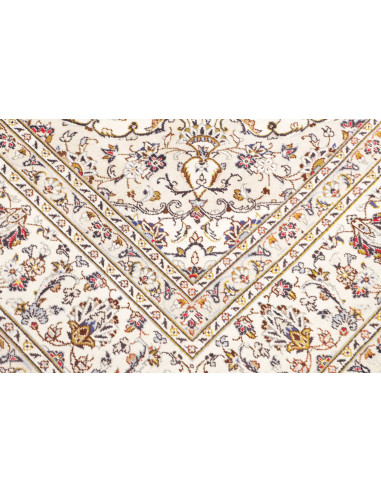 Discover the hand-knotted Persian Kashan rug. Floral medallion design on an ivory background, in carded wool. Elegance and tradi