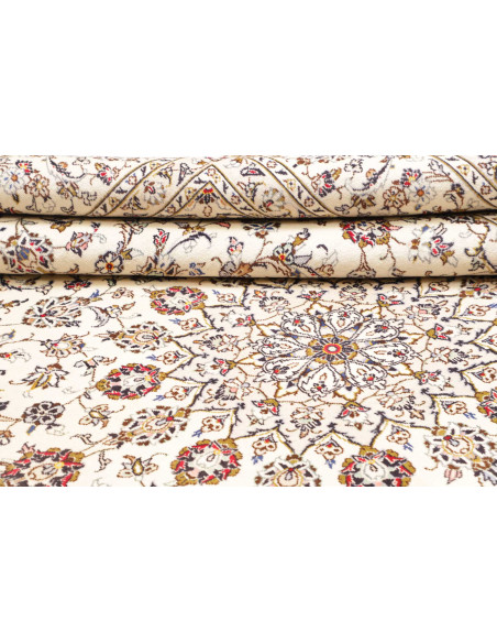 Discover the hand-knotted Persian Kashan rug. Floral medallion design on an ivory background, in carded wool. Elegance and tradi