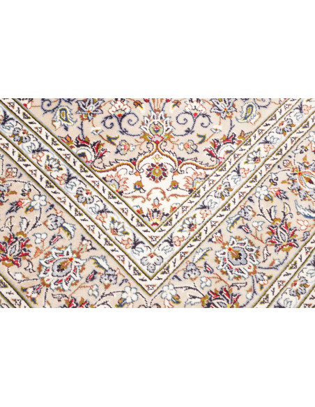 Hand-knotted Persian Kashan rug in wool. Central medallion and floral motifs on an ivory field. Perfect for classic and refined 