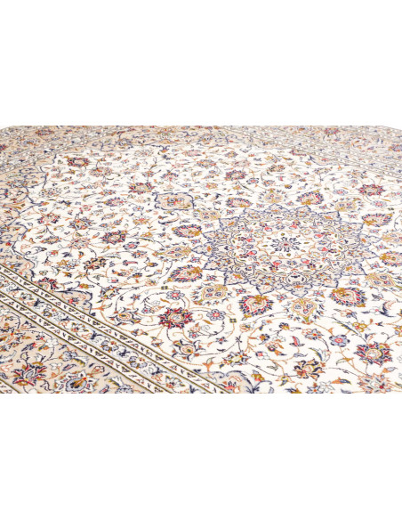 Hand-knotted Persian Kashan rug in wool. Central medallion and floral motifs on an ivory field. Perfect for classic and refined 