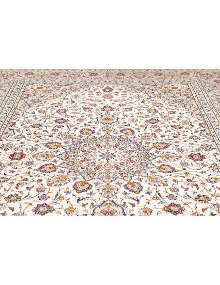 Hand-knotted Persian Kashan rug in wool. Central medallion and floral motifs on an ivory field. Perfect for classic and refined 