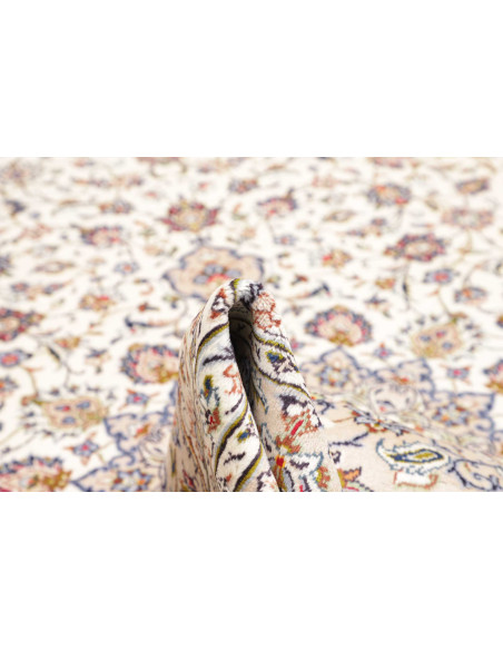Hand-knotted Persian Kashan rug in wool. Central medallion and floral motifs on an ivory field. Perfect for classic and refined 