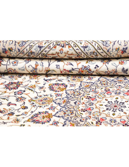 Hand-knotted Persian Kashan rug in wool. Central medallion and floral motifs on an ivory field. Perfect for classic and refined 