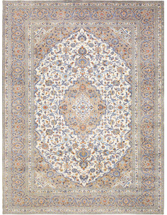 Original Persian Kashan rug in hand-carded wool. Features an elegant central medallion and floral motifs on an ivory background,