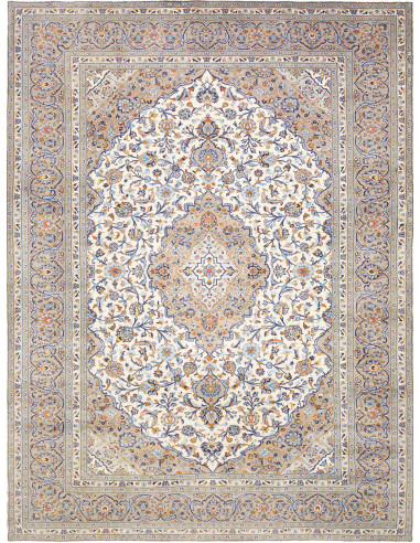 Original Persian Kashan rug in hand-carded wool. Features an elegant central medallion and floral motifs on an ivory background,