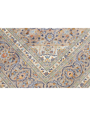 Original Persian Kashan rug in hand-carded wool. Features an elegant central medallion and floral motifs on an ivory background,