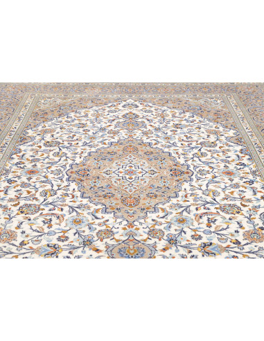 Original Persian Kashan rug in hand-carded wool. Features an elegant central medallion and floral motifs on an ivory background,