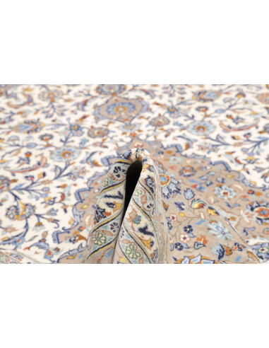 Original Persian Kashan rug in hand-carded wool. Features an elegant central medallion and floral motifs on an ivory background,