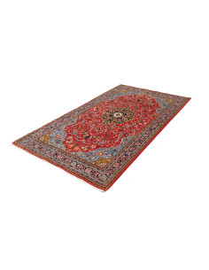 Scopri l'eleganza di questo tappeto Sarough persiano, con medaglione floreale e colori vibranti rosso, azzurro e blu notte. Un p 2