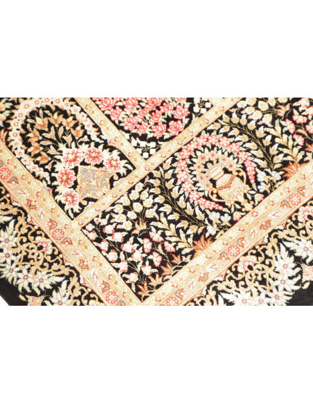 Tappeto Ghom seta persiano, disegno a preghiera con albero della vita. Colori nero, beige, rosa antico. Qualità superiore.