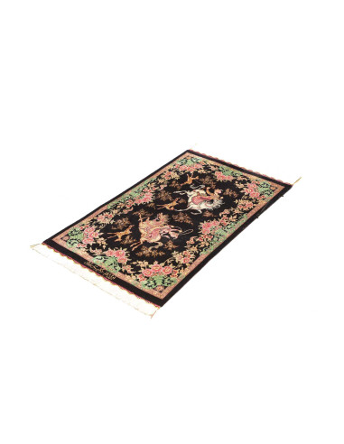 Tappeto Ghom seta persiano con scena di caccia e dettagli floreali. Prezioso artigianato in seta 100%.
