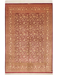 Tappeto Ghom in seta persiano rosso e oro. Disegno floreale a tutto campo, annodato a mano con alta densità. Eleganza e lusso pe