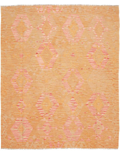 Discover the artisanal Afghan Kilim made of hand-carded wool. Geometric diamond pattern in ochre and coral pink. Perfect for an 