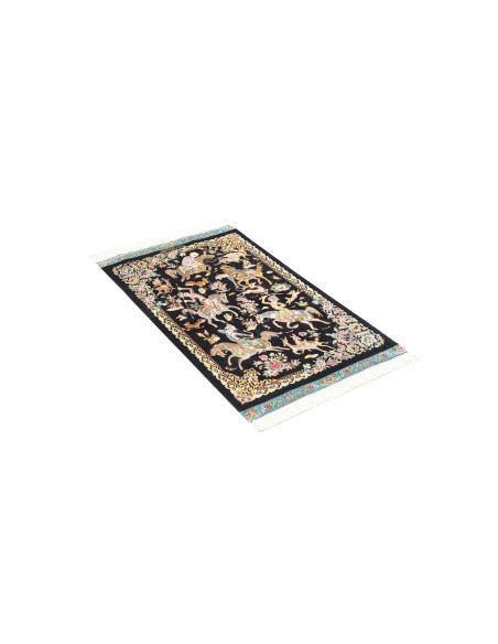 Ghom seta persiano, tappeto di lusso con intricata scena di caccia e motivi floreali su fondo blu notte. Realizzato in 100% seta
