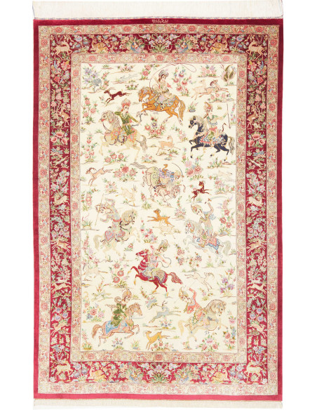 Tappeto persiano Ghom in seta con elaborata scena di caccia e bordura rossa. Un'opera d'arte tessile annodata a mano, perfetta p