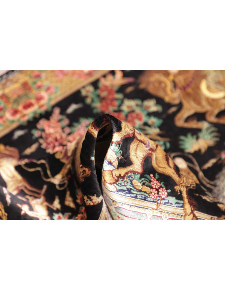 Tappeto Ghom seta persiano. Scena di caccia dettagliata su fondo nero, annodato a mano con 100% seta. Lusso e arte per la tua ca