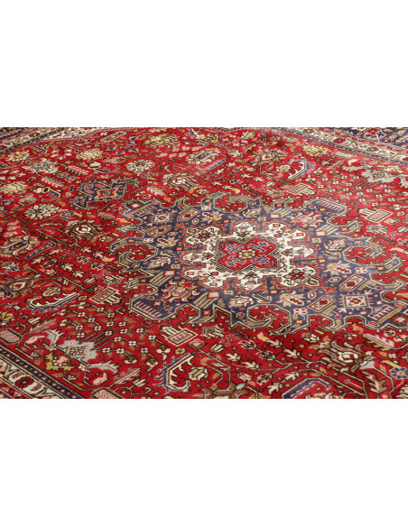 Tappeto persiano Tabriz originale. Medaglione centrale, campo rosso, bordura blu. Lana cardata a mano. Eleganza e tradizione sen