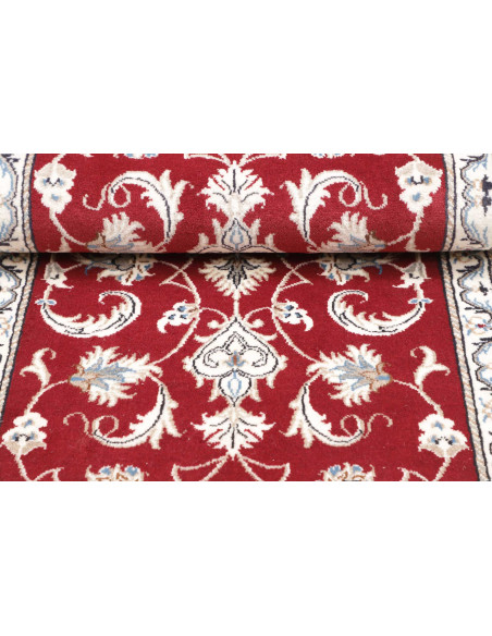 Scopri il tappeto Nain Kashmar, un capolavoro persiano in lana e seta con medaglione floreale su campo rosso. Eleganza autentica