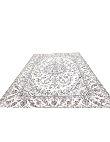 Esplora il tappeto persiano Nain Kashmar in lana e seta. Design classico con medaglione floreale, colori crema e blu. Perfetto p