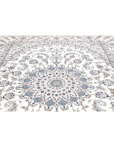 Esplora il tappeto persiano Nain Kashmar in lana e seta. Design classico con medaglione floreale, colori crema e blu. Perfetto p
