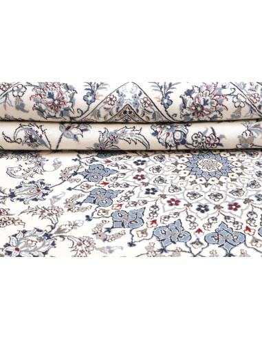 Esplora il tappeto persiano Nain Kashmar in lana e seta. Design classico con medaglione floreale, colori crema e blu. Perfetto p