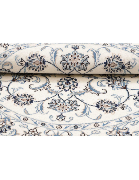 Discover the round Persian rug Nain Kashmar. Blue and white floral patterns, wool and silk. A masterpiece for your home.