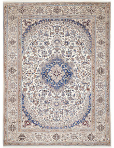 Tappeto persiano Nain Kashmar annodato a mano. Design classico con medaglione centrale, lana e seta, colori bianco e blu.
